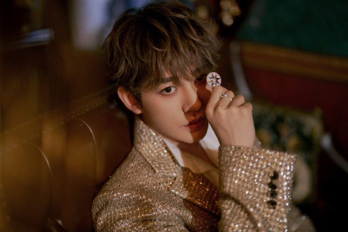 邓为的闪片鎏金西装造型彰显品味，把经典象征融入时尚肌理，呈现出不刻意张扬的时尚态