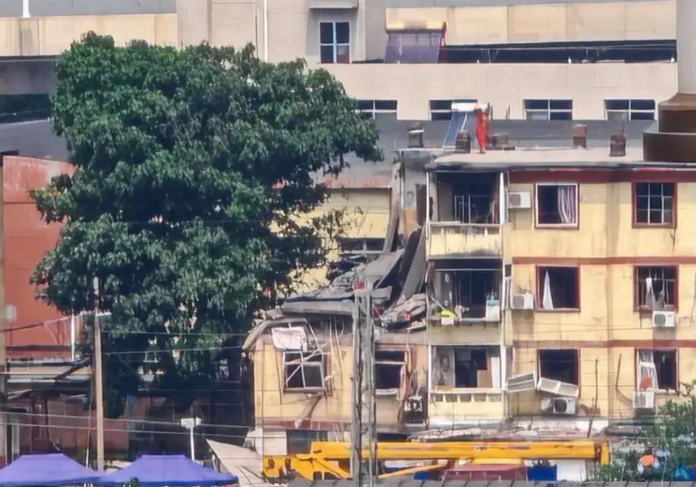 8月19日清晨，石家庄新华区铁路55宿舍毫无征兆地塌了，这巨响给城市抹了黑。这些