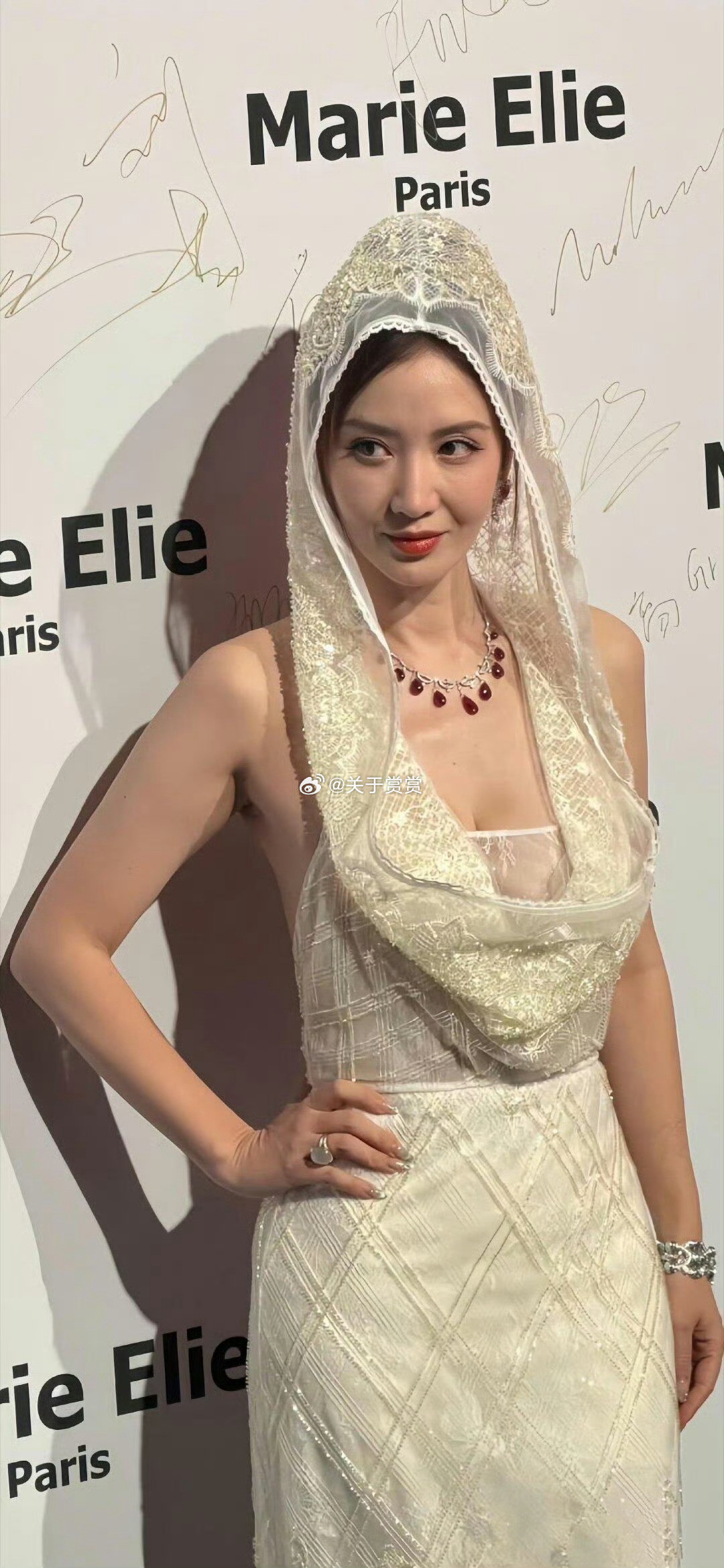 张萌奇怪造型是在故意展示身材吗