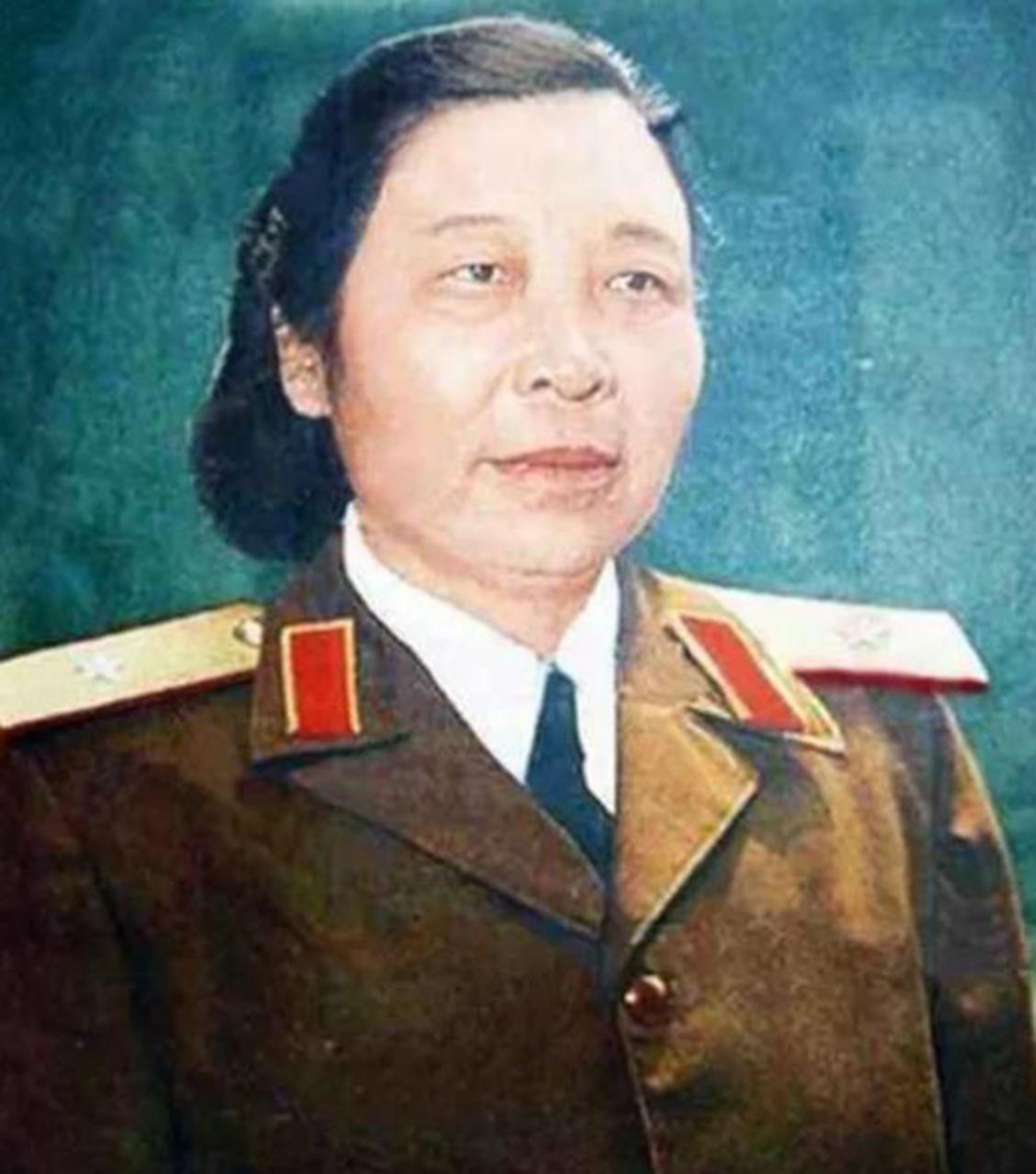 1955年授衔那会儿，别人扛着干粮她扛着个娃娃，毛泽东亲自把一级解放勋章颁给她，