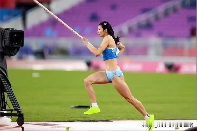 全运会女子撑杆跳高成绩惨淡北京时间11月18日，2025年第十五届全运会女子撑