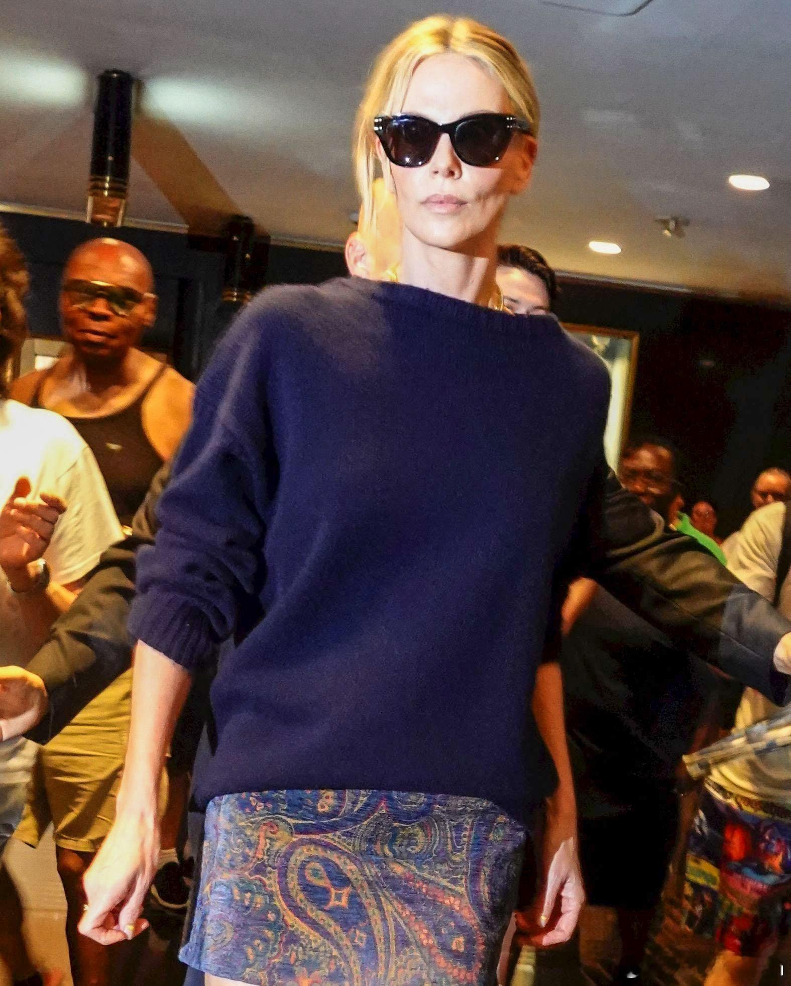 CharlizeTheron查理兹塞隆在纽约外出，换了一套短裙造型继续忙新片《