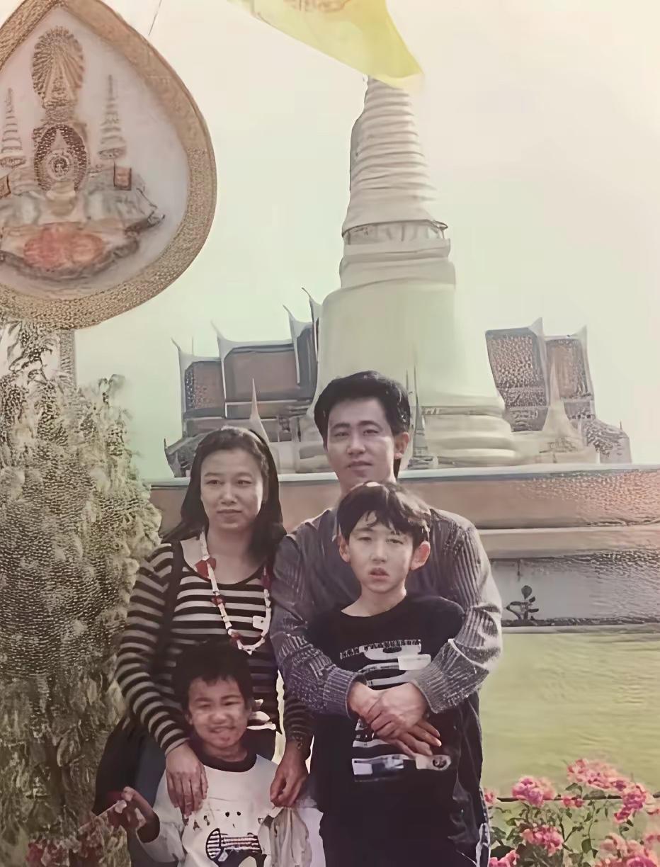 老照片定格着普通家庭的温情，令人唏嘘。倘若当年许家印没有从舞阳钢铁厂辞职，他或许