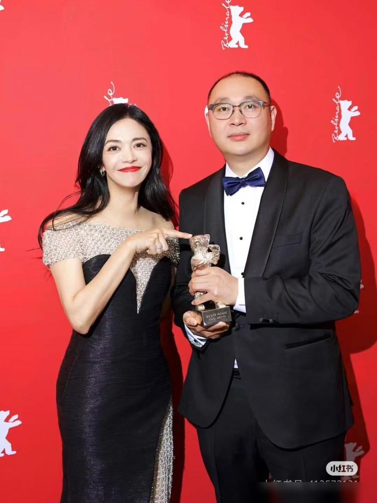 离婚多年才官宣，公司法人早已换成她爸。去年公司法人就换成了姚晨她爸，另一家