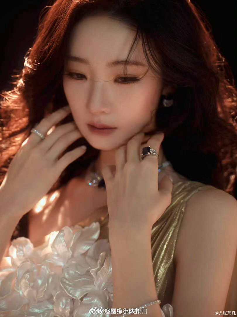 张艺凡请你好好用脸张艺凡你清醒一点！前一天还是氛围感拉满的神女，转头就对着镜头