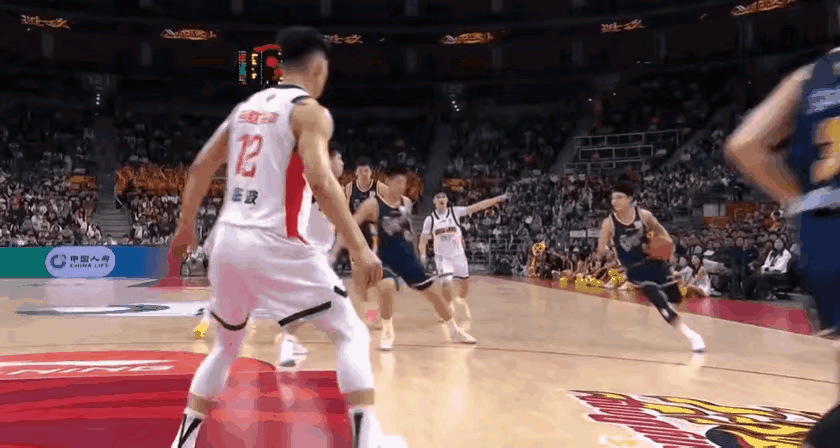 王洪泽昨晚的高光时刻！1.图一，王洪泽很会卡位，看到徐杰带球突破，马上卡住身位