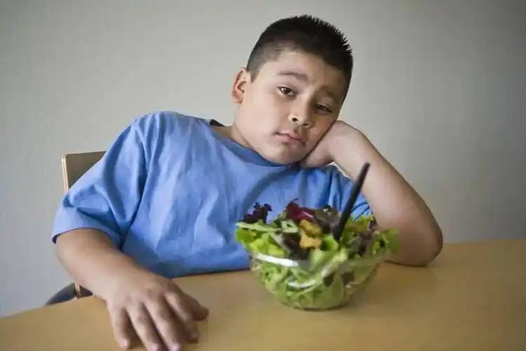 有人问，为什么小孩儿都不爱吃青菜。 辛苦炖了一下午的排骨，炒了绿油油的青菜，
