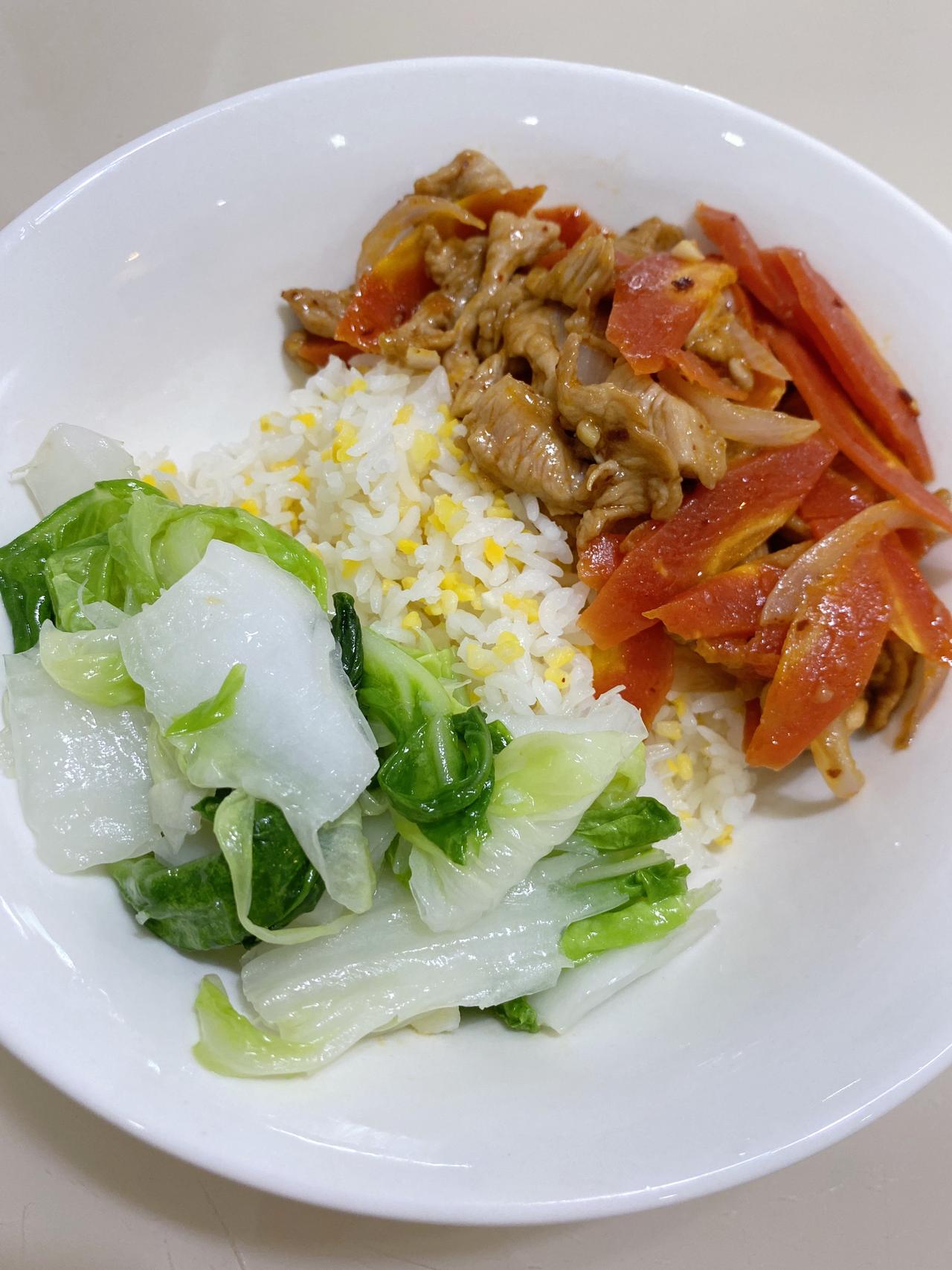 胡萝卜炒肉+蒜香白菜+番茄鸡蛋汤分享吃饭变瘦小技巧：1.先喝汤2.再吃素菜3.