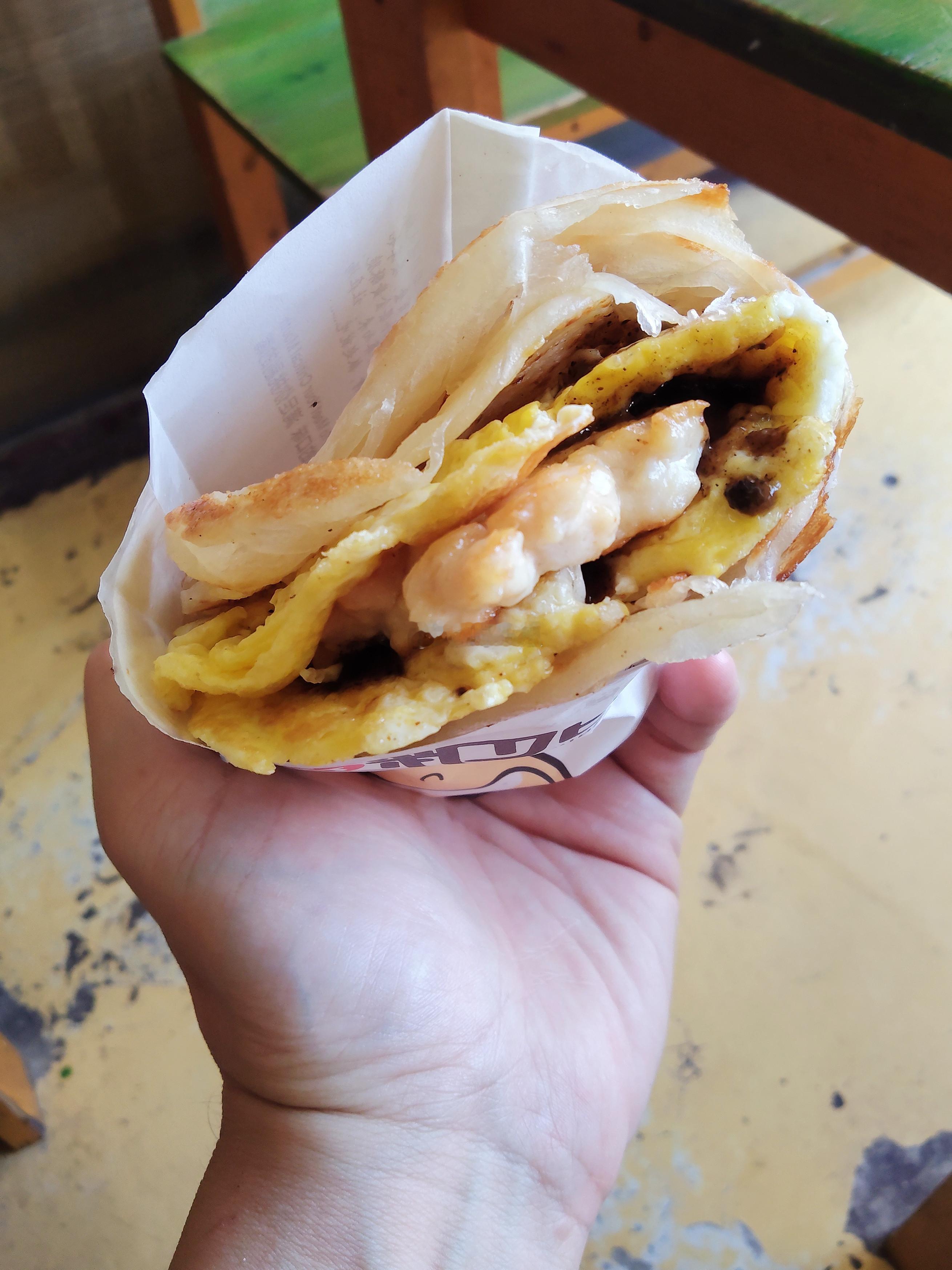 金园路品牌一条街的福粑比，耳闻已久的手抓饼店，这次路过刚好就进去试了一下，他们家