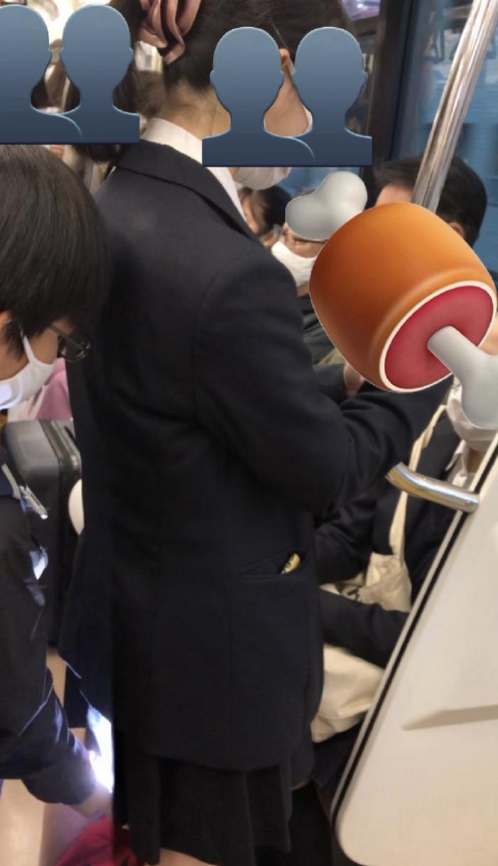 离谱到炸！日本小学生地铁偷拍女性群体，被抓现场。此事引起了不小的热议！🔥