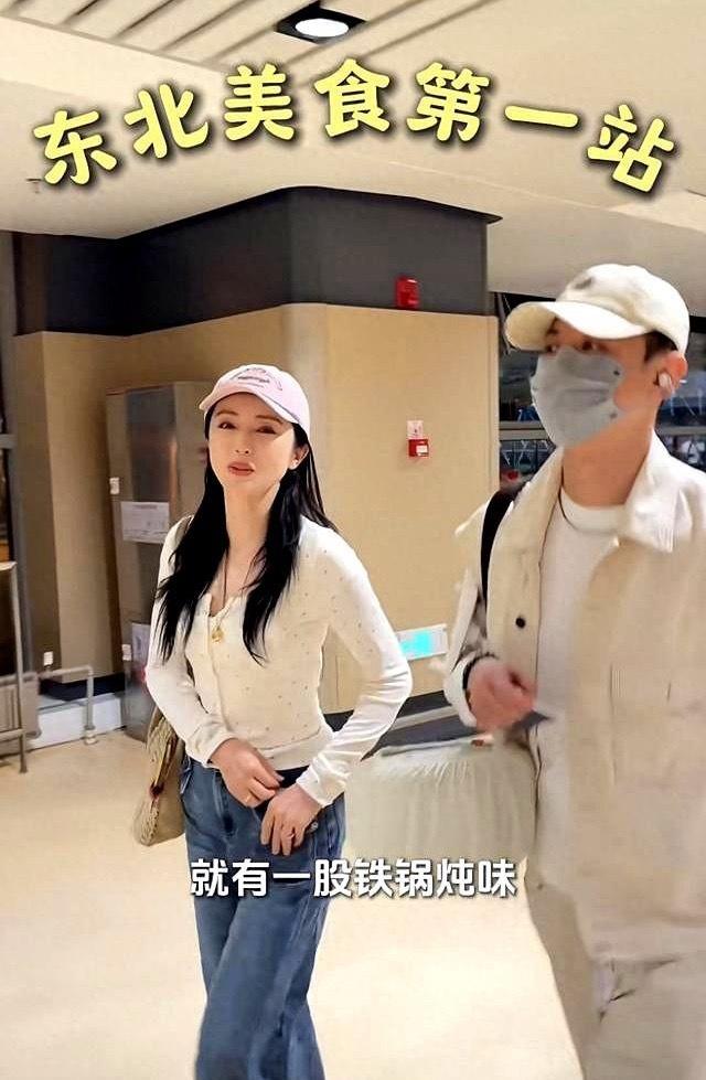 董璇夫妇近日现身哈尔滨，街头吃串的画面引发网友关注。丈夫张维伊手腕上佩戴着一只约