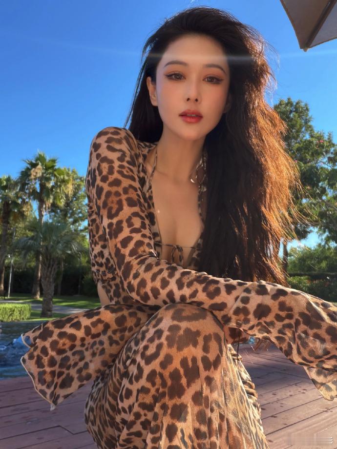 张馨予豹纹身材张馨予豹纹好辣豹纹造型好辣，身材太绝了​​​