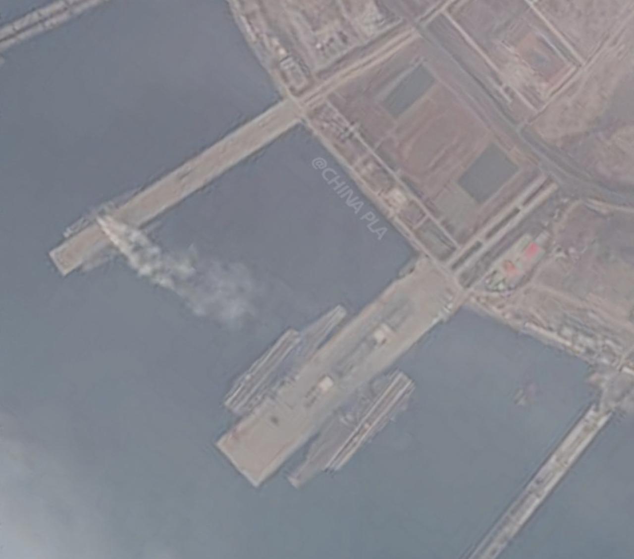 来了，来了！福建舰和辽宁舰，或将于近期，进行联合演练。注意看，福建舰上已