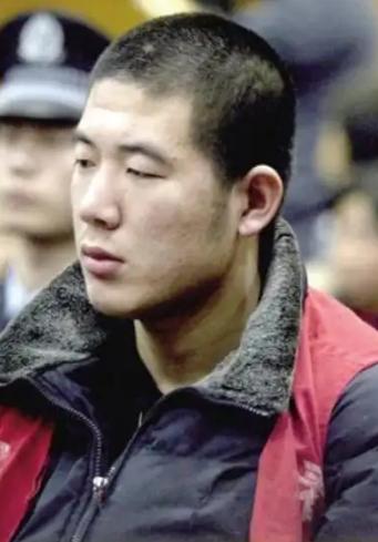 2006年，一退伍年轻人摆摊时，跟城管起了冲突，拿刀把对方刺死了，一开始检方按故