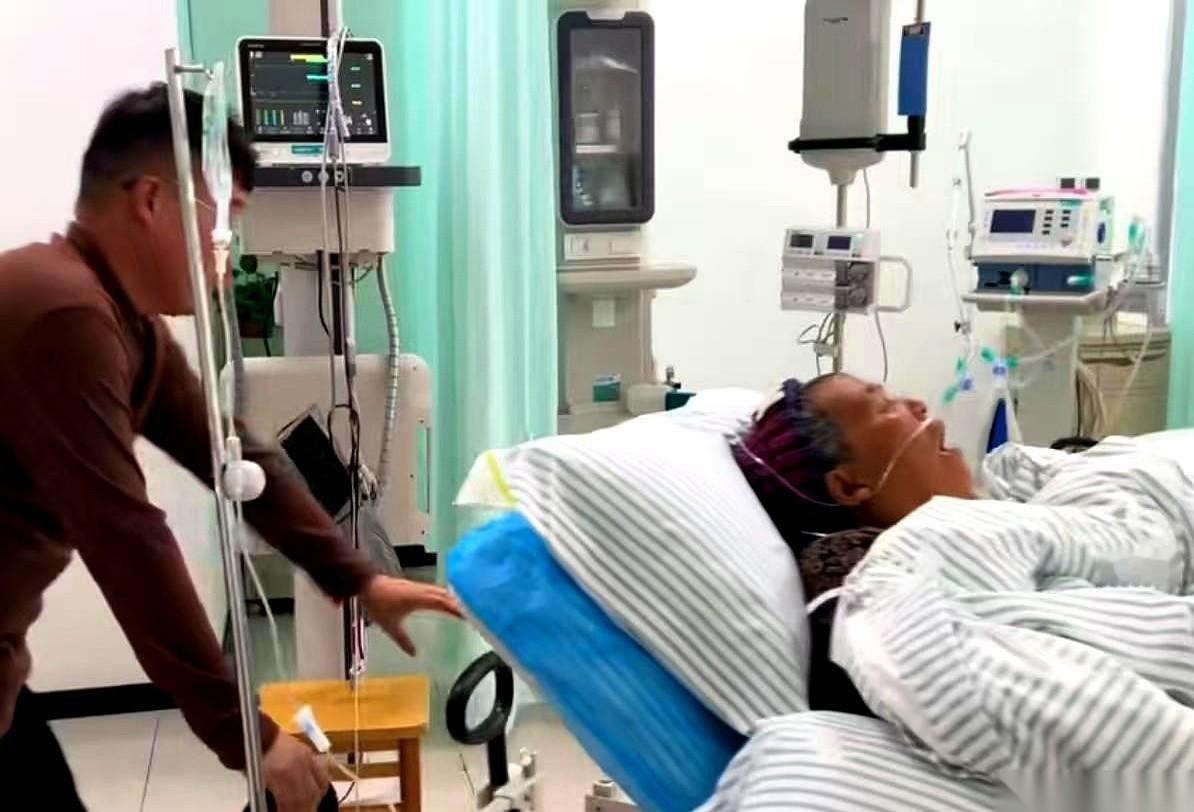 二胖的两个孩子，脸蛋都快贴在玻璃上了，就为了看一眼熊猫。电话就是这时候响的。四