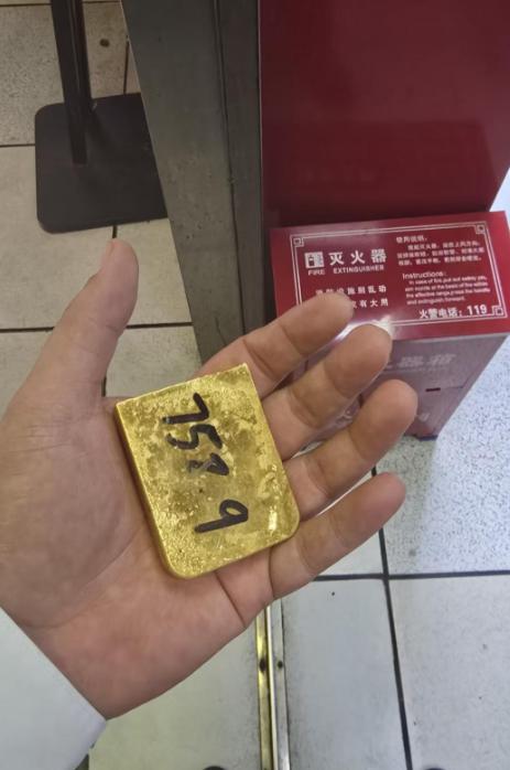 广东深圳，一女子骑车时发现地上金光闪闪。凑近一瞧，竟是块重达758.9克的真金条