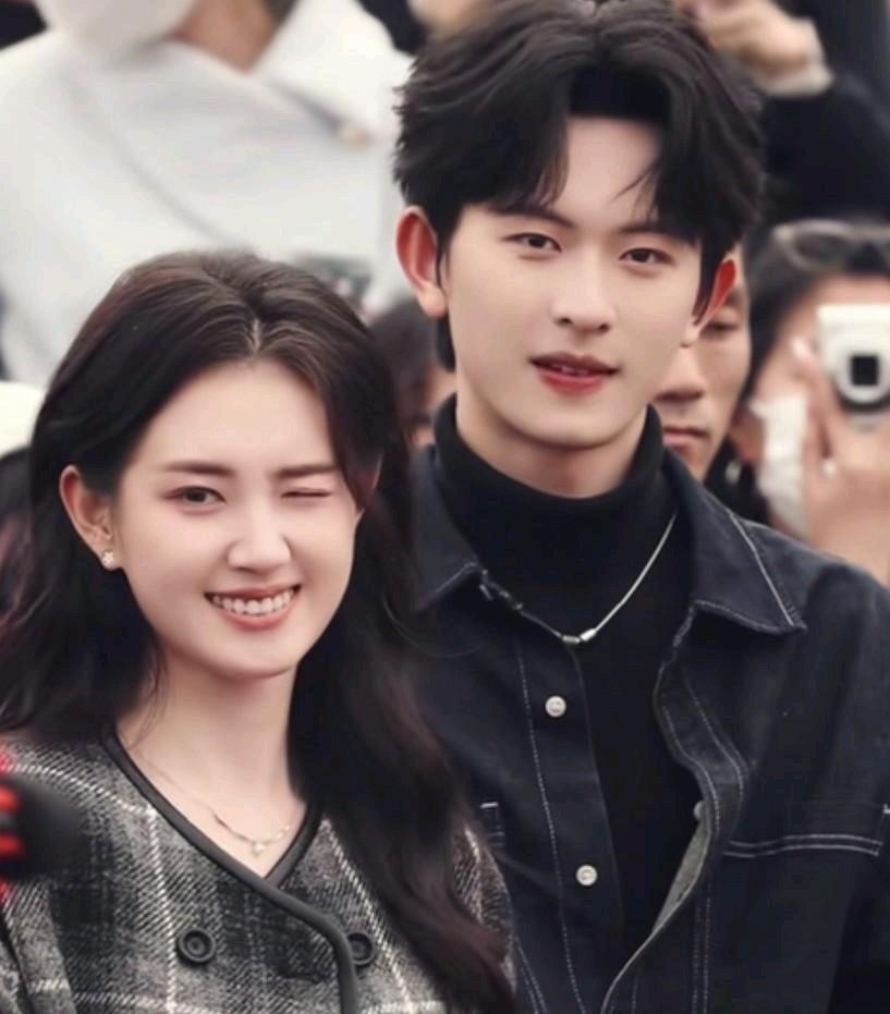 站在郭宇欣旁边陈添祥变得更帅了单看陈添祥五官其实很寡淡眼睛不大，鼻子不高