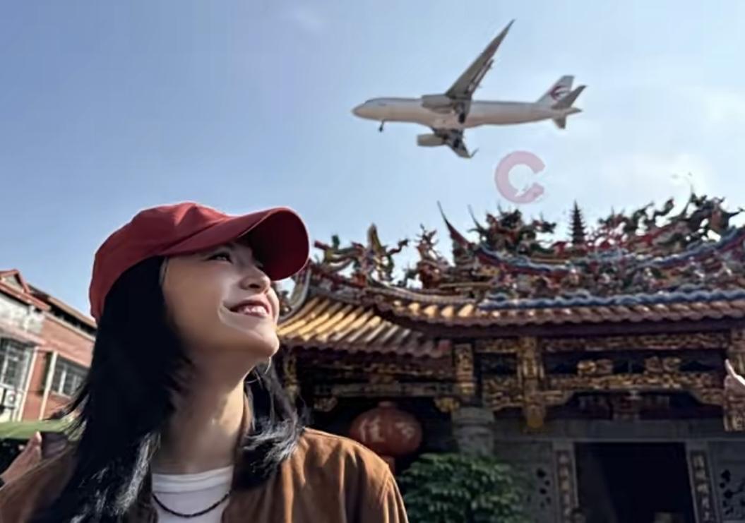 近日，姚晨携儿子现身厦门高崎国际机场，特意打卡“即将消失的机位”，还与停靠的飞机