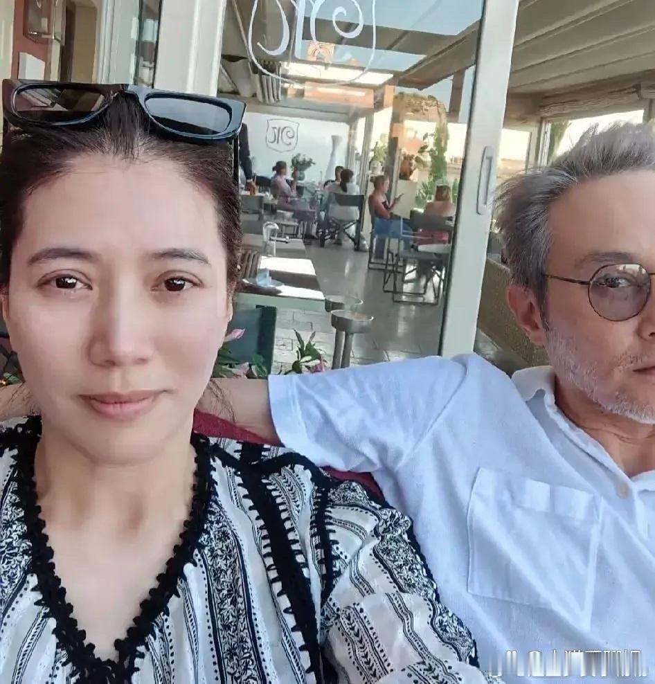 张智霖真抗老啊！都满头白发了，颜值却丝毫不受影响，还是那么帅气有魅力，太让人羡慕