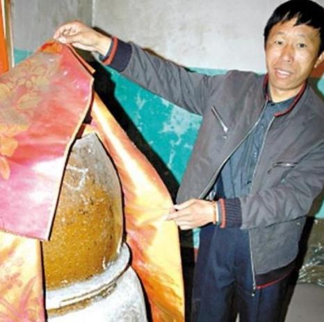 2000年，江西上饶灵山脚下的林观荣老人因病去世。他的儿子林上水遵照父亲遗愿，没