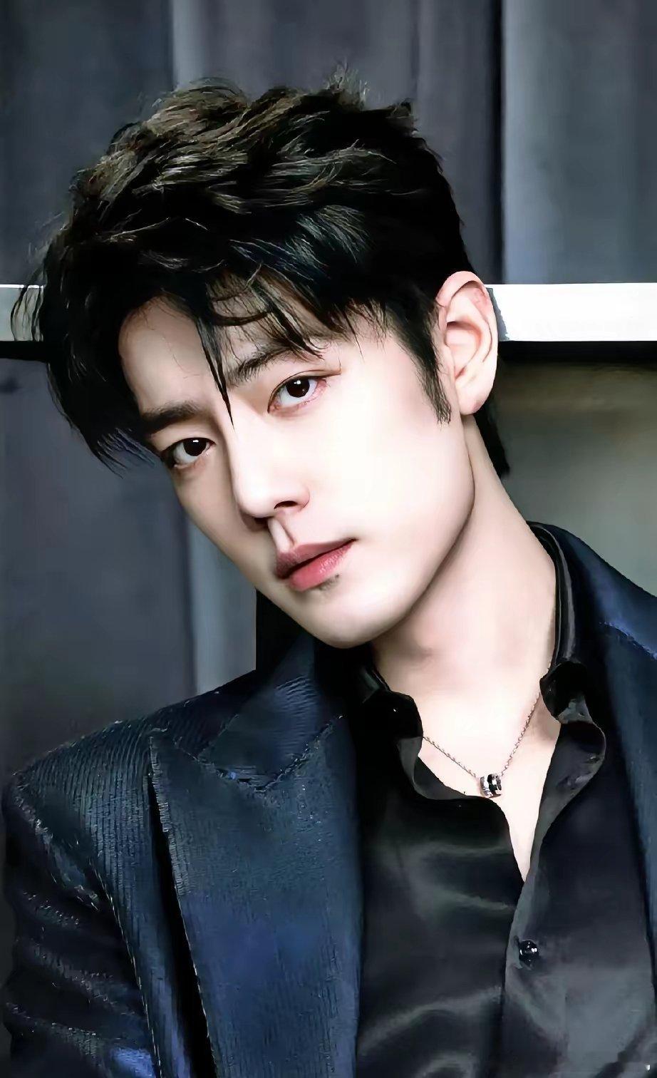 之前不太喜欢肖战，觉得他好好的设计师工作不做，转行当演员太不容易了。但今天彻底改