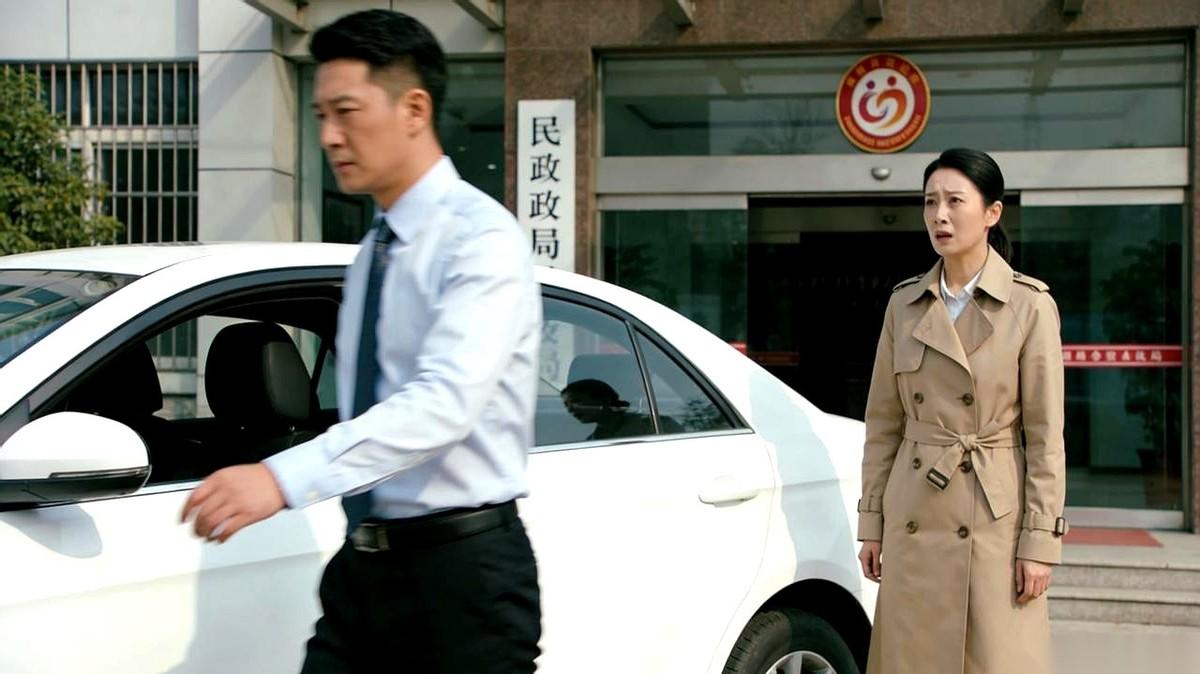 一个男人，跟自己的女董事长老婆隐婚了两年。办完离婚手续，刚走出民政局大门，她追