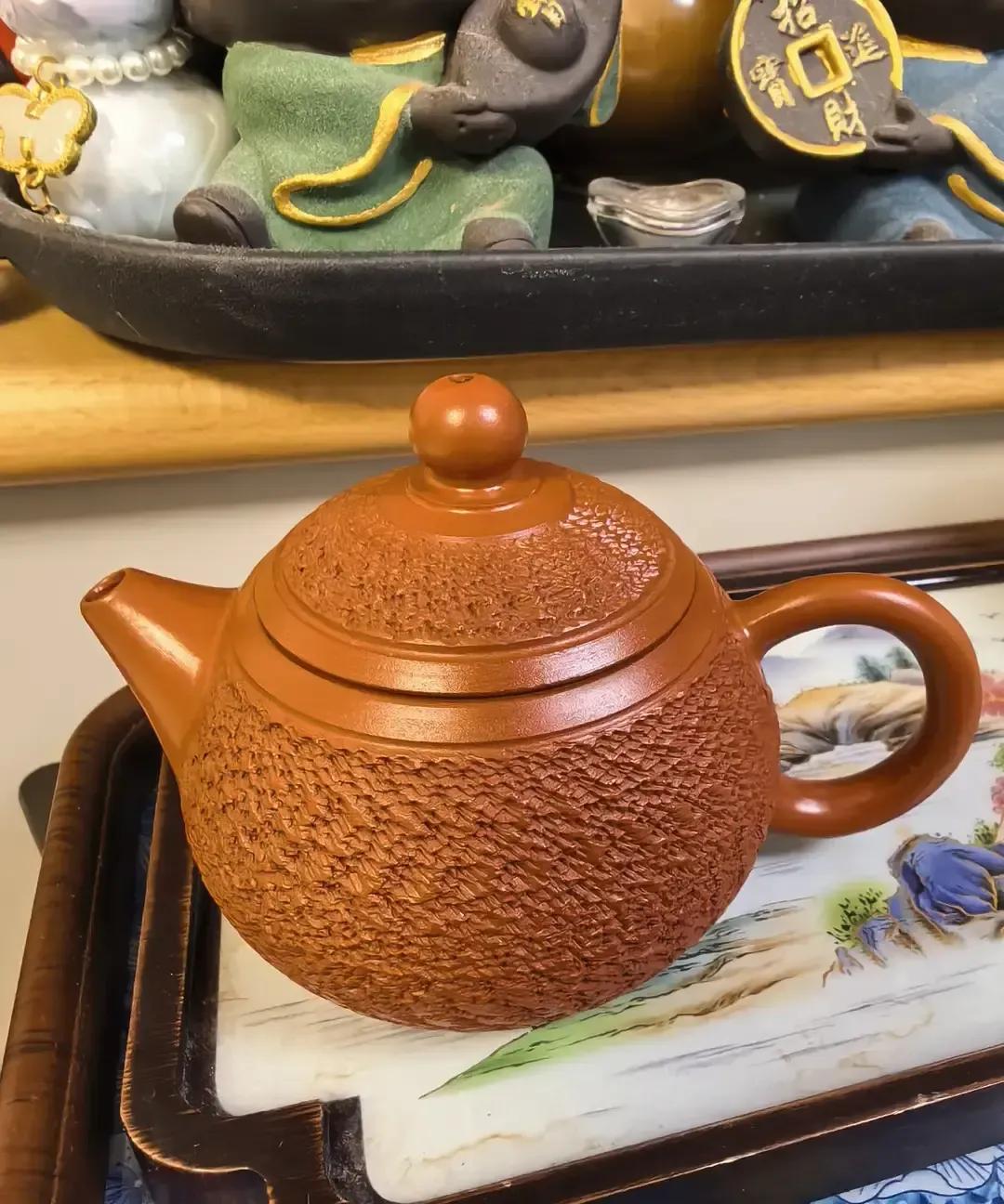 2025年12月1日我刷到金牛运势说偏财旺，立马把基金自选全翻一遍。中午蹲厕所