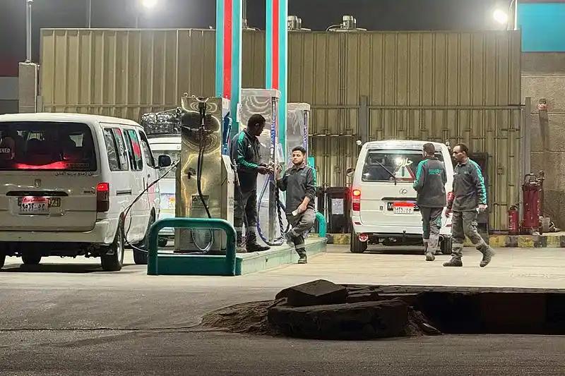 埃及彻底扛不住了，为了应对能源危机，当地政府直接下了硬命令，从3月28日开始，全