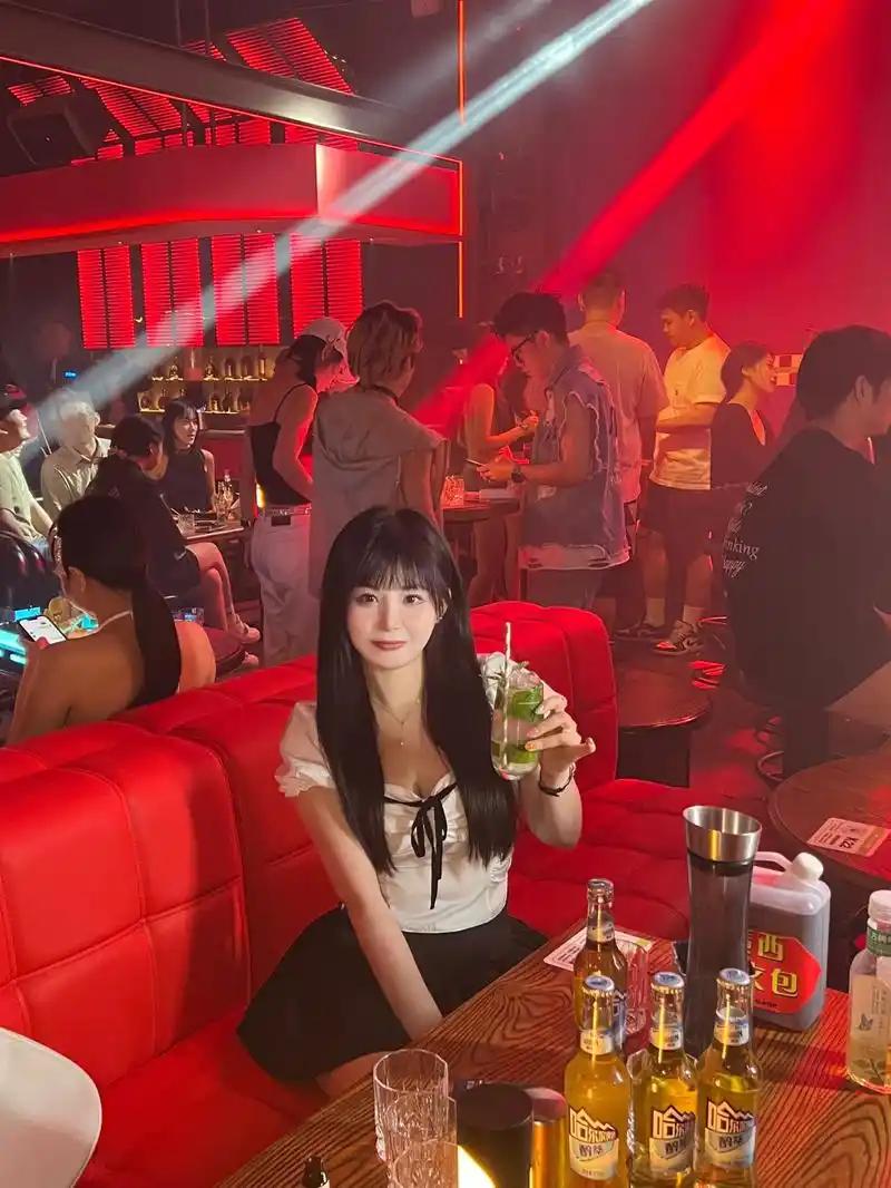 “年轻人要自爱！”四川，一大学生去酒吧喝酒时认识了陪酒女，随后陪酒女将大学生带回