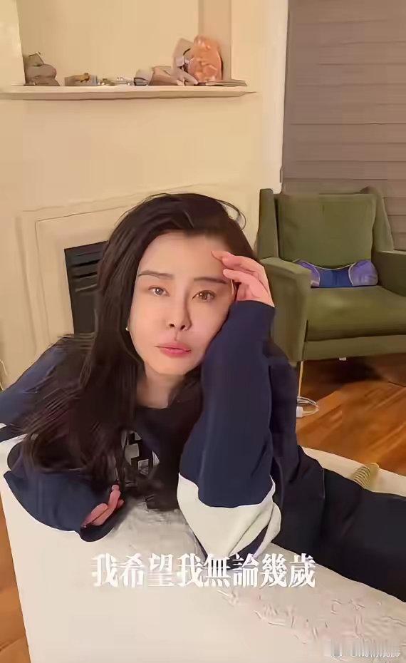 谁说“岁月从不败美人”？你看58岁的王祖贤，老的有点别扭…当58岁的王祖贤晒出近