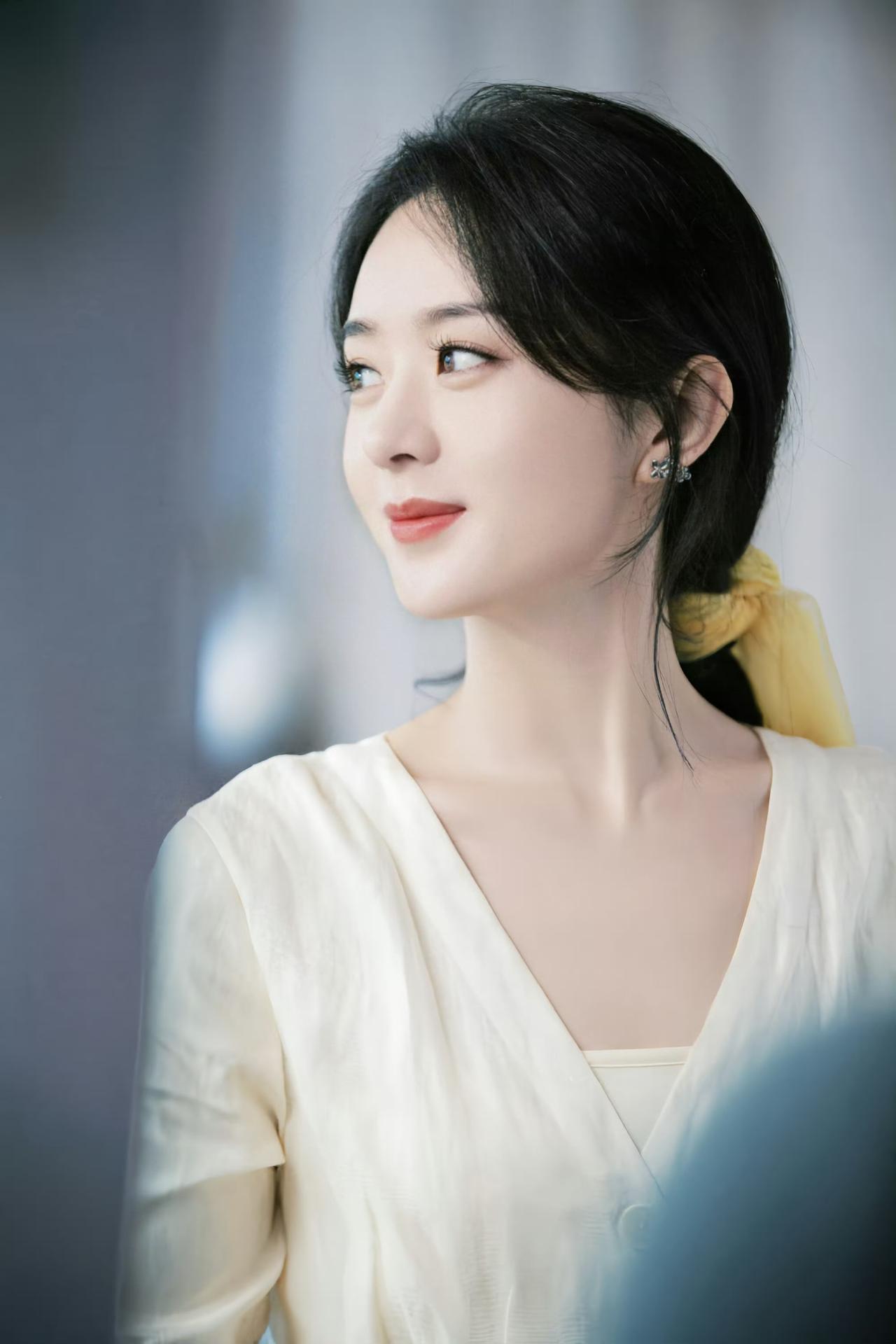 赵丽颖秋日桂花大片杀疯了！温柔松弛，美到骨子里！“何须浅碧深红色，自是花中