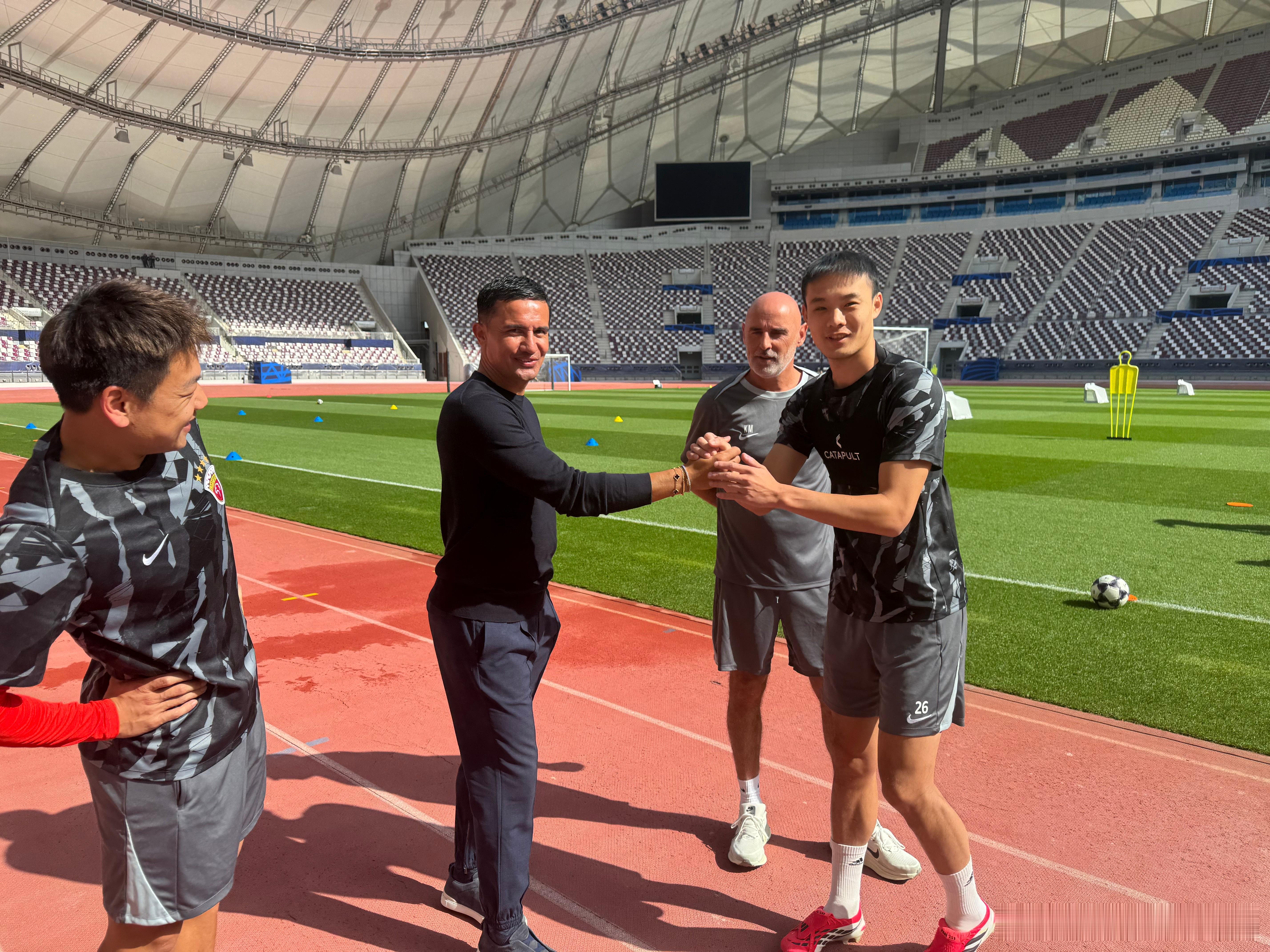 在主帅穆斯卡特的带领下，上海海港队正在卡塔尔多哈进行海外集训。同为澳大利亚足坛名