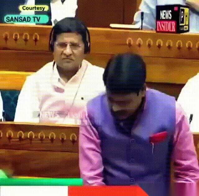 印度总理莫迪估计怎么也想不到，自家议员会当着所有人的面，直接把手指头戳到他脸上。