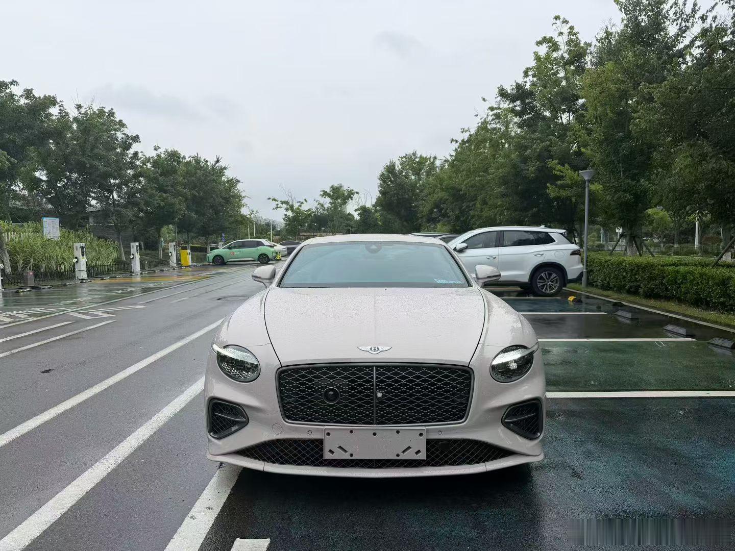 宾利欧陆GTSPEED26款25年上牌安全行驶不到3000公里，配置满🈵完