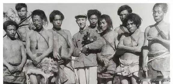 1956年，解放军在哀牢山密林中，发现了一群几乎全裸的男男女女！调查后才知道，他