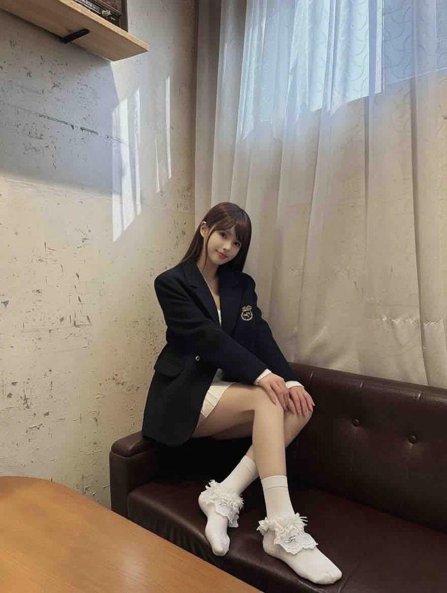 这个衣服搭配怎么样呢？小西装搭配百褶裙，再加上艺术白袜，妥妥的人间绝色啊。