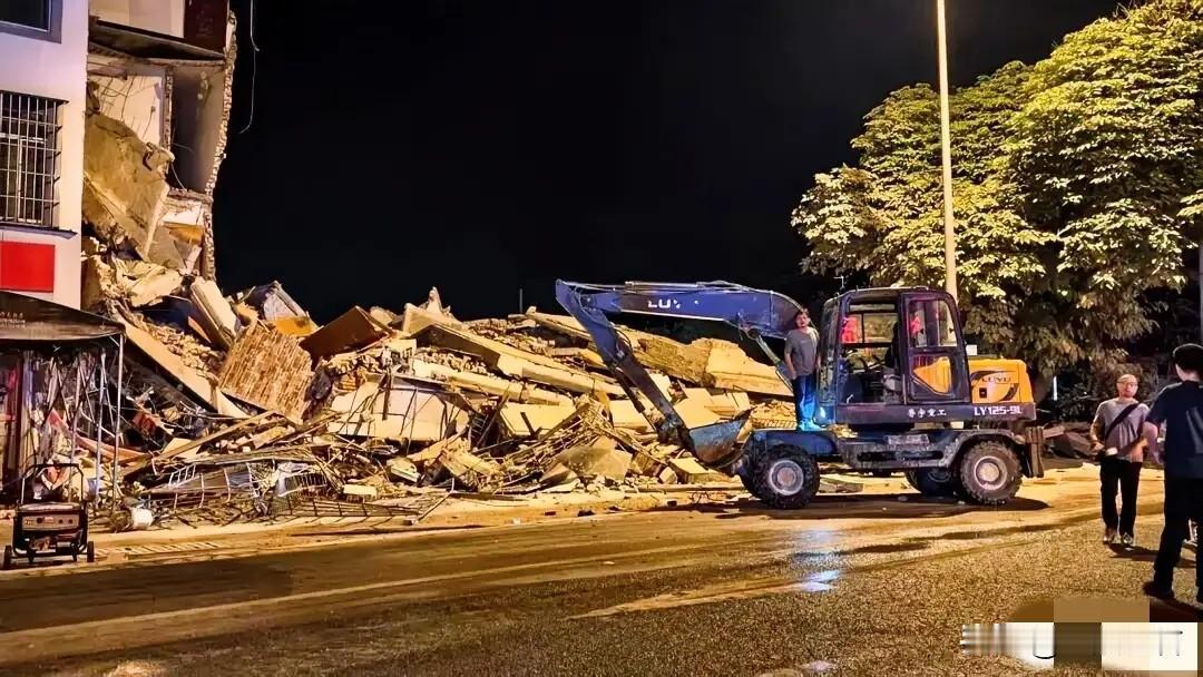 听说柳州地震了？5.2级，房子都震塌了，这是什么概念凌晨00:21，广西柳州市