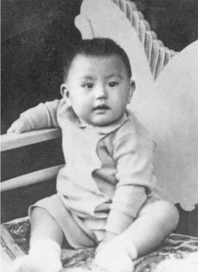 1945年延安，社会部夏之栩一拍桌子，冲一个八九岁的小女孩大声问道：“你到延安来