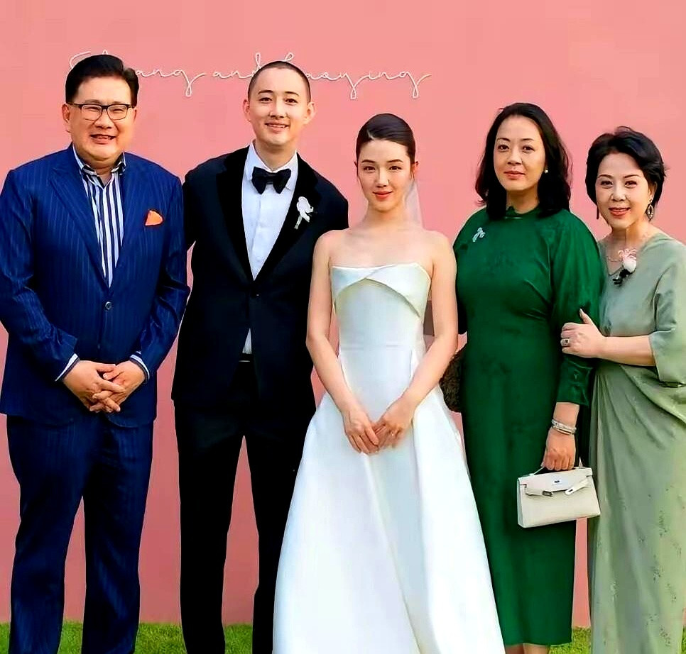 顶着著名演员骆文莲的女儿、名嘴曹可凡关门弟子的名号，手握南加大和哥大文凭，连东方卫视的台前位置都站稳