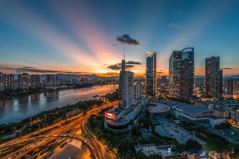 福州楼市这两年下降的也挺分化的。福州从2023年11月到2025年11月。福