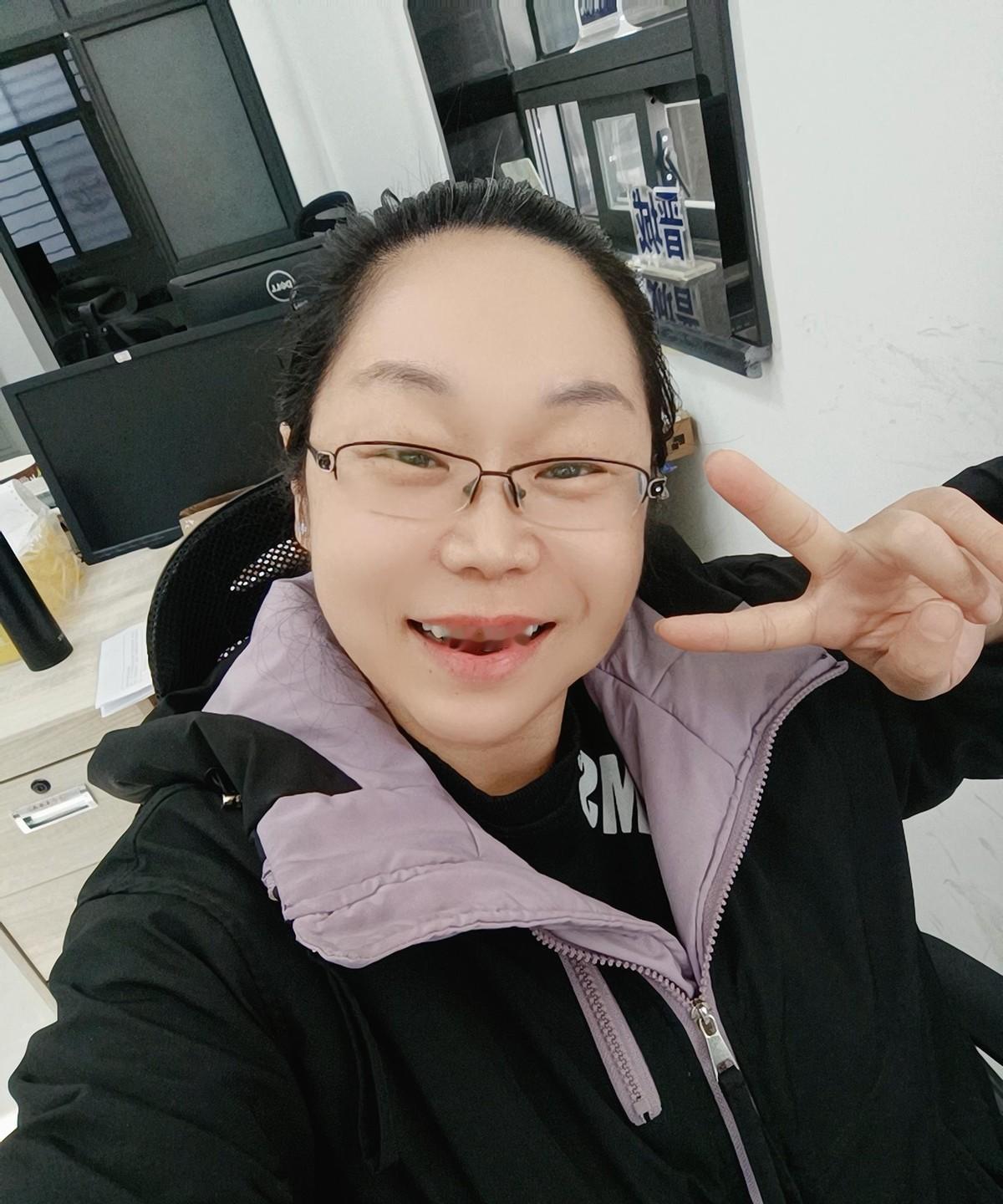 48岁的护肤博主丽丽，上个月突然把用了十几年的温和清洁+保湿水全停了，改成冷水洗