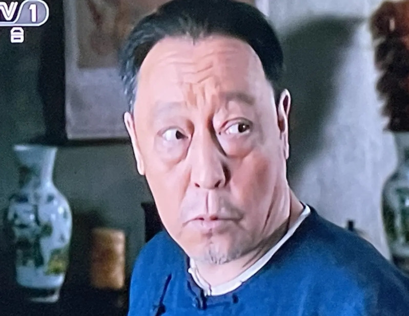 央视热播电视剧《生万物》里老地主宁学祥的大结局是临终之前潘然悔悟，将6百多亩土地