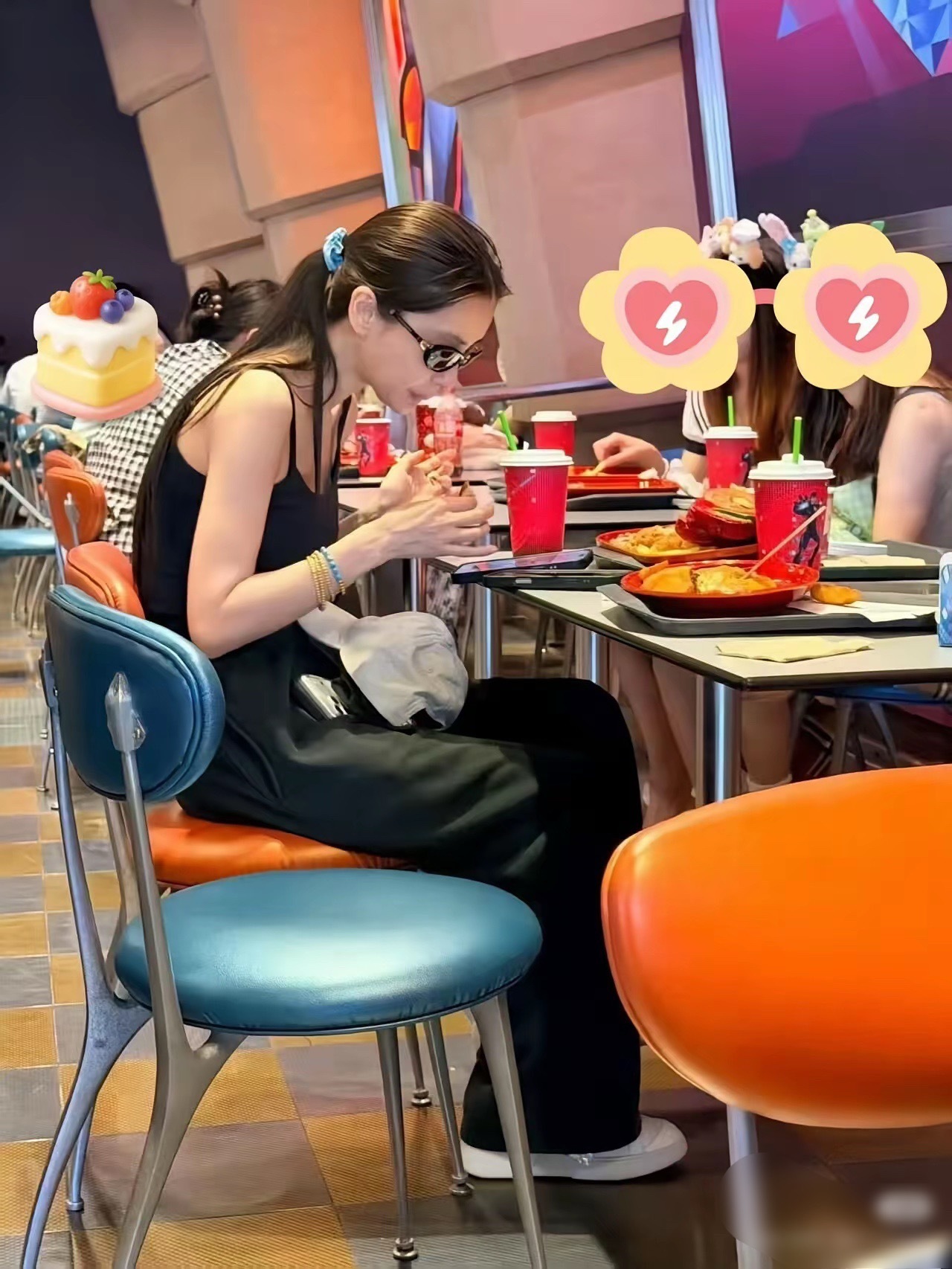杨颖绝对是个好妈妈，虽然离婚了还这么漂亮有气质！大家说她后悔离开黄晓明吗？