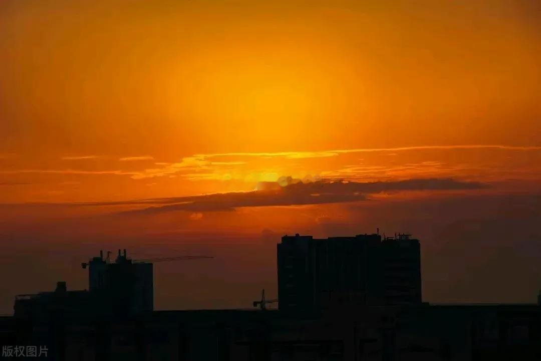 🌞早间播报！各位老铁们，新的交易日已加载完毕，准备好迎接机会了吗？行情起起落