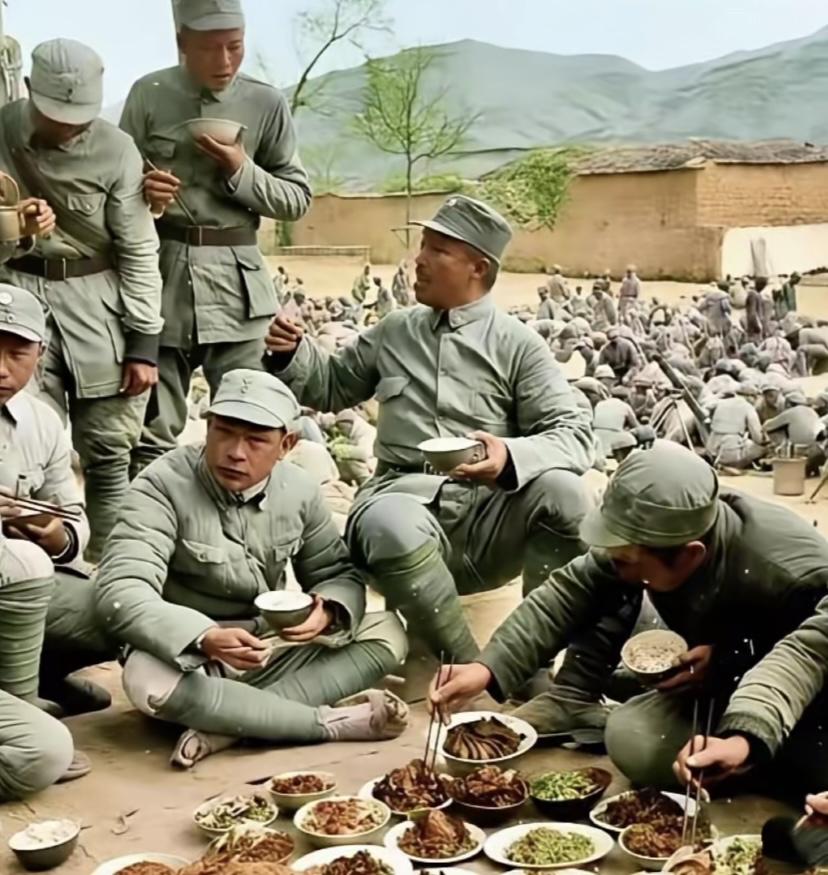 打了大胜仗，贺老总与将士们席地而坐，美美的吃了一顿，当时能搞到这么丰盛的菜，也是