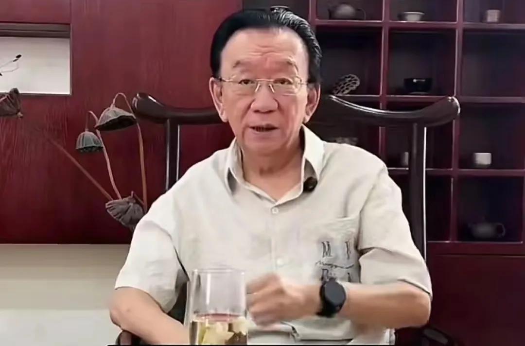 这人真是的，没事儿找事儿。侯耀华直播的时候问到为什么没去参加杨少华的葬礼？他