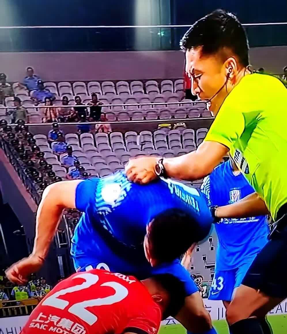 申花客场逼平浙江队……申花俱乐部是不是要反思一件事：是谁在惯着特谢拉成天逼逼歪歪
