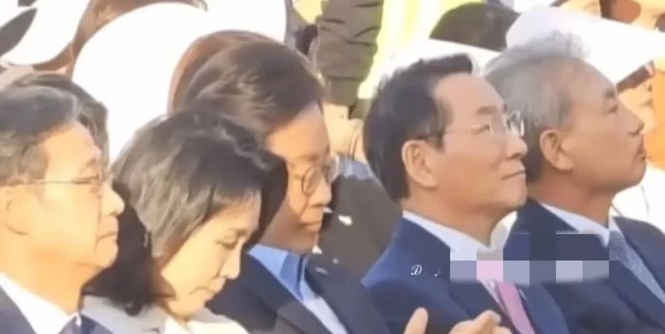 金惠景现在有个“妈系”老婆的外号！这个外号来源于金惠景对李在明“看护”，举止