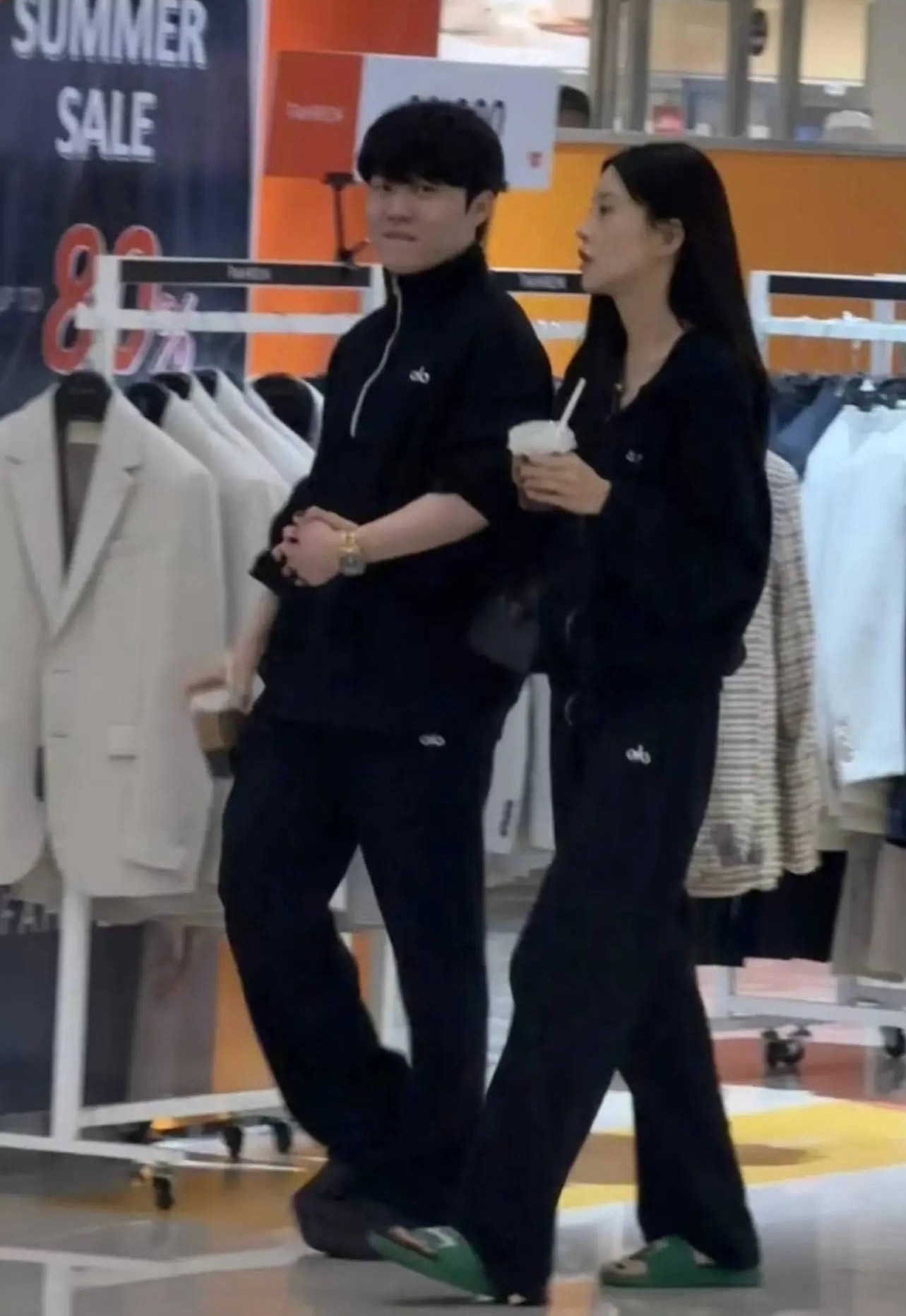 网友偶遇Rookie和新女友逛街英雄联盟