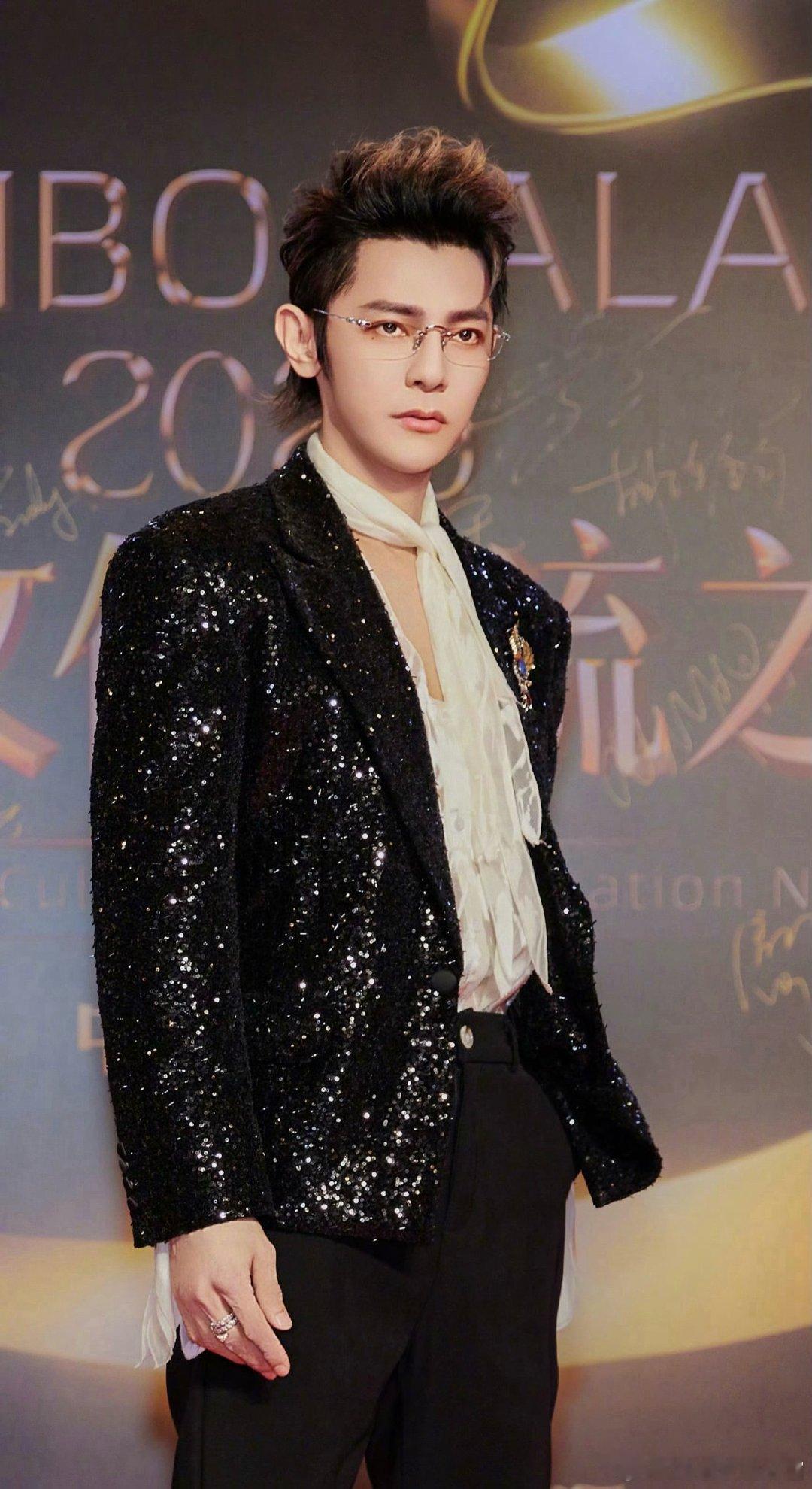 汪东城这脸越来越像AI生成的，本尊实在是太像漫画里走出来的男主。